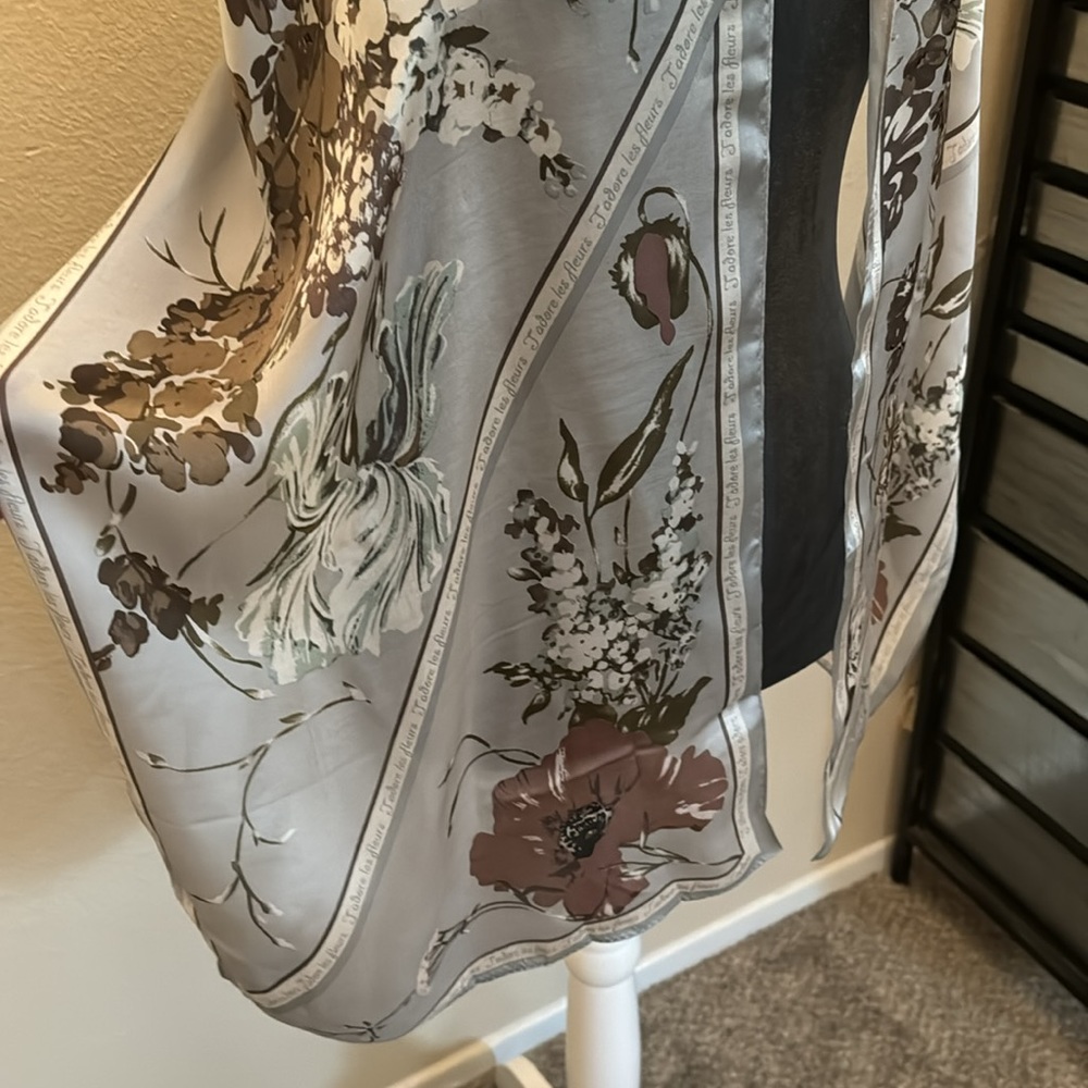 Vince Camuto - J’adore les Fleurs rectangle scarf, Like New - Picture 7 of 7